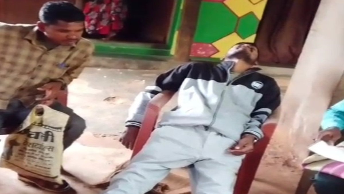 Kanker News: नशे में धुत सचिव का कारनामा…हार्टअटैक जैसी हरकत कर ग्रामीणों को डराता, बोला- जरूरत है तो घर आ जाओ