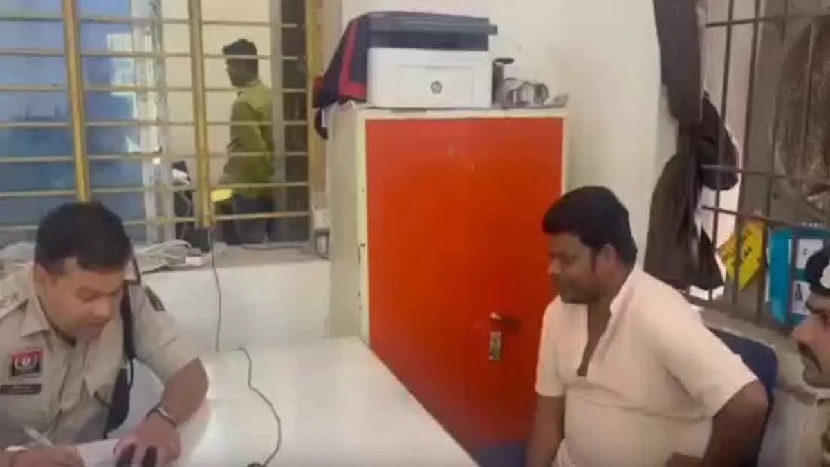 Mahasamund News: नगर पंचायत अध्यक्ष पर महिला से छेड़छाड़ का आरोप, पुलिस ने घर से उठाया, पत्नी बोली- जबरदस्ती..