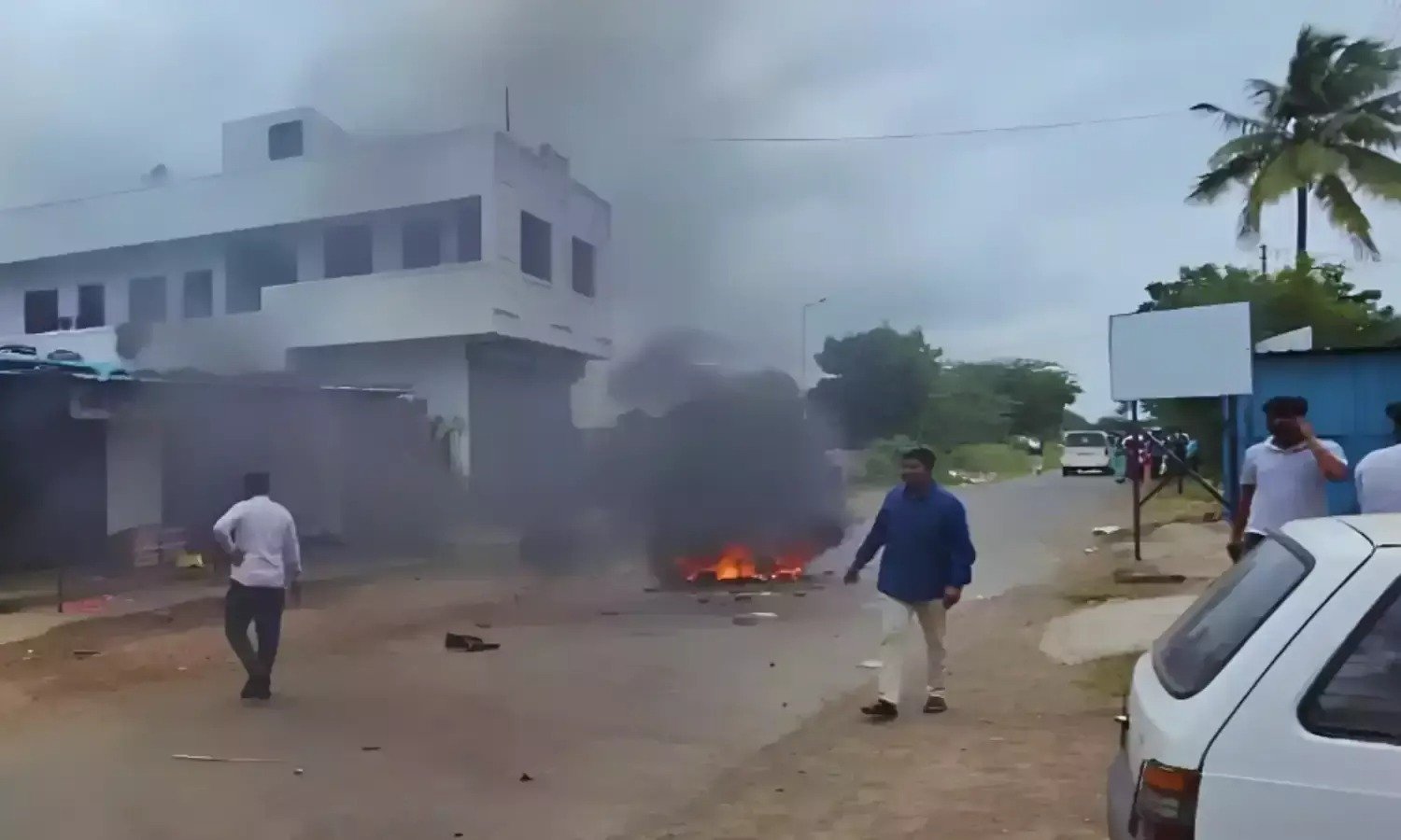 Pune Violence : सोशल मीडिया पोस्ट को लेकर पुणे में भड़की हिंसा, यावत गांव में भारी पुलिस बल तैनात