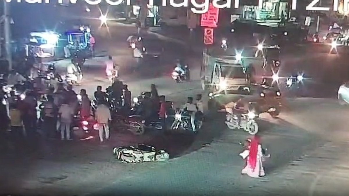 Raipur Crime News : रायपुर में थम नहीं रही चाकूबाजी की घटना, 15 लोगों ने युवक को घेरकर मारा चाकू, CCTV फुटेज आया सामने