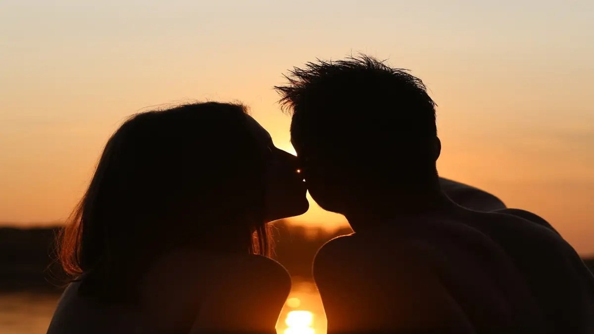 Sagar Romance Viral Video: नदी किनारे कपल का खुल्लम-खुल्ला रोमांस, लड़की की हरकतों ने उड़ाए होश, लोगों ने वीडियो बनाकर किया वायरल
