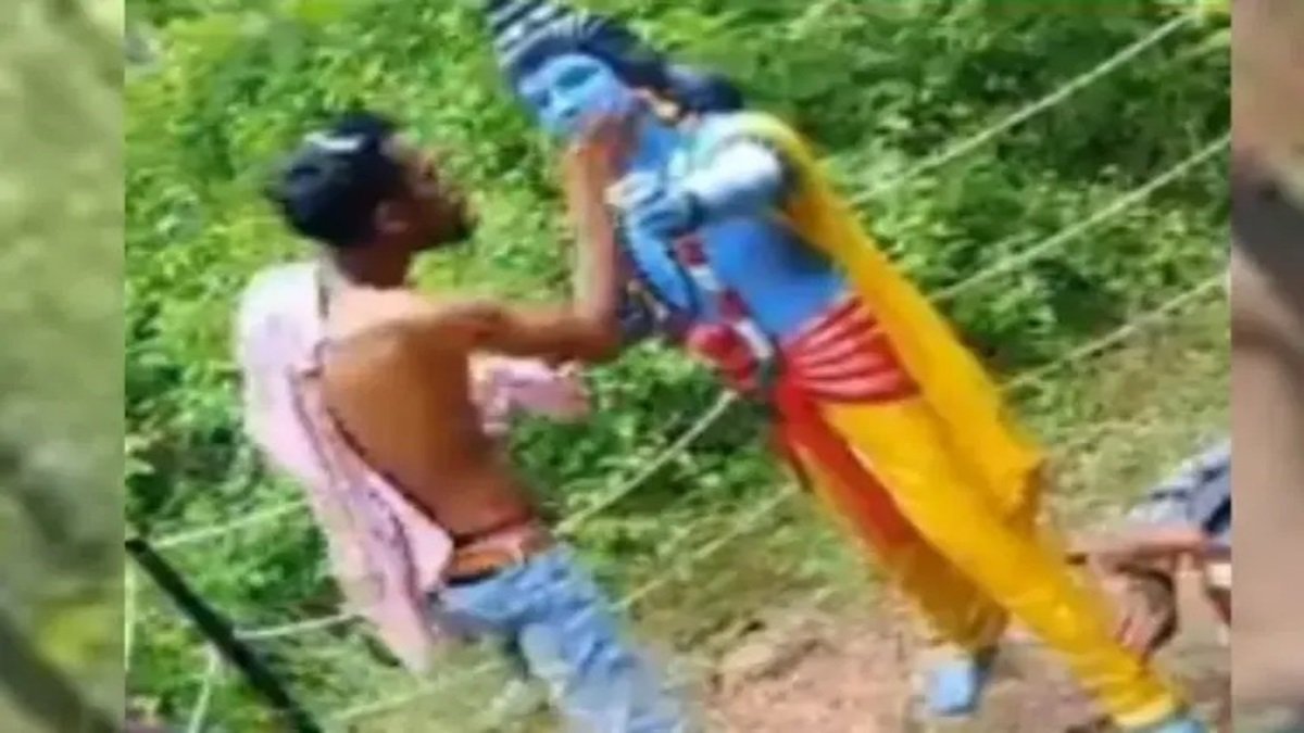 छत्तीसगढ़ में नशेड़ी युवकों ने भगवान की प्रतिमा के साथ की अभद्रता, मूर्तियों पर बरसाए थप्पड़, हिंदू संगठनों में आक्रोश