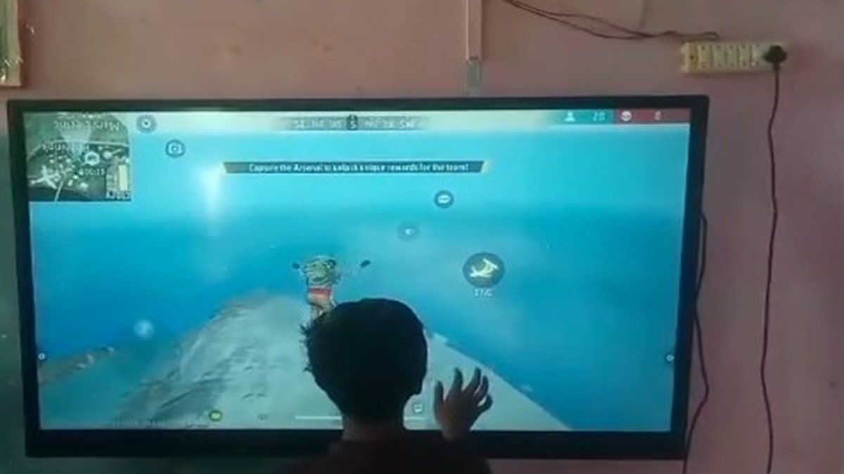 Rewa School News: स्मार्ट टीवी पर छात्र पढ़ाई छोड़ खेलते दिखे फ्री फायर, वायरल वीडियो से शिक्षा विभाग में मचा हड़कंप