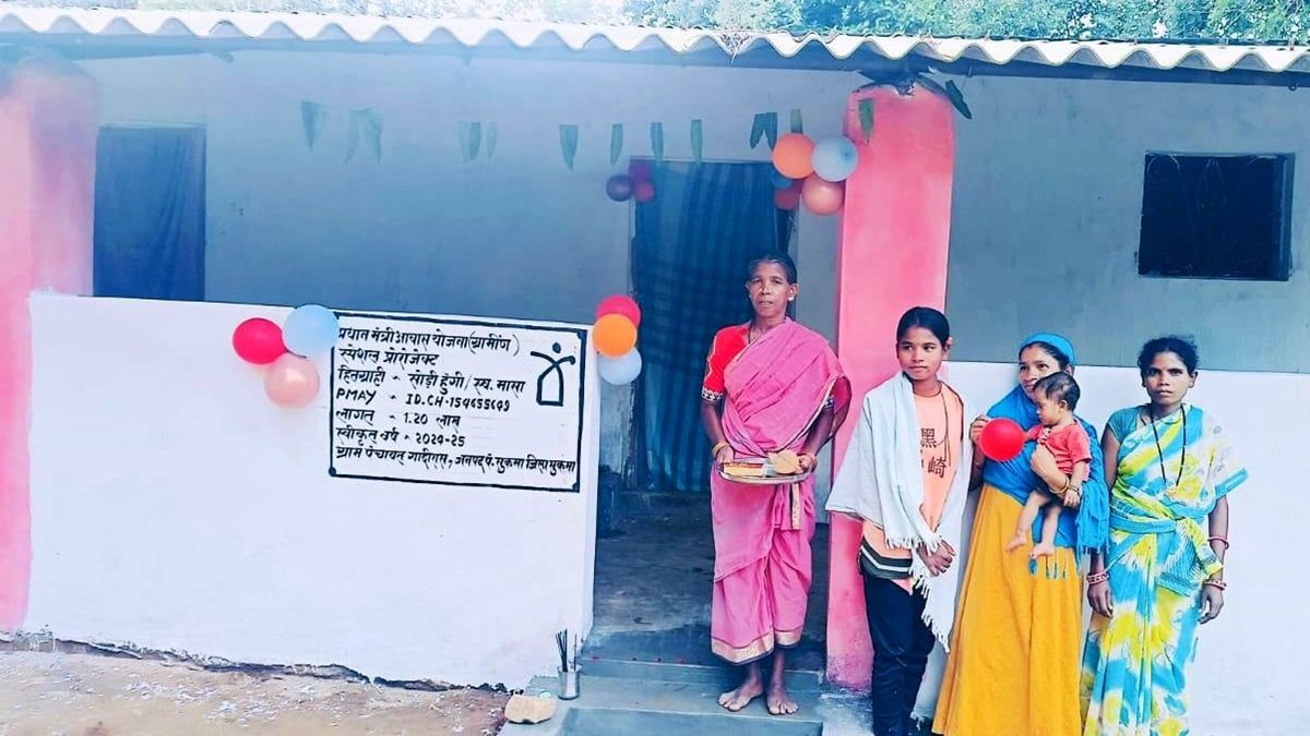 नक्सल पीड़ित और आत्मसमर्पित नक्सलियों को पुनर्वास की राह, छत्तीसगढ़ में बन रहे हैं 15 हजार प्रधानमंत्री आवास