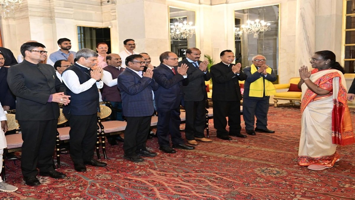 Tribal Leaders Chhattisgarh Met President : राष्ट्रपति से मिले छत्तीसगढ़ के आदिवासी नेता, इन मुद्दों को लेकर हुई चर्चा