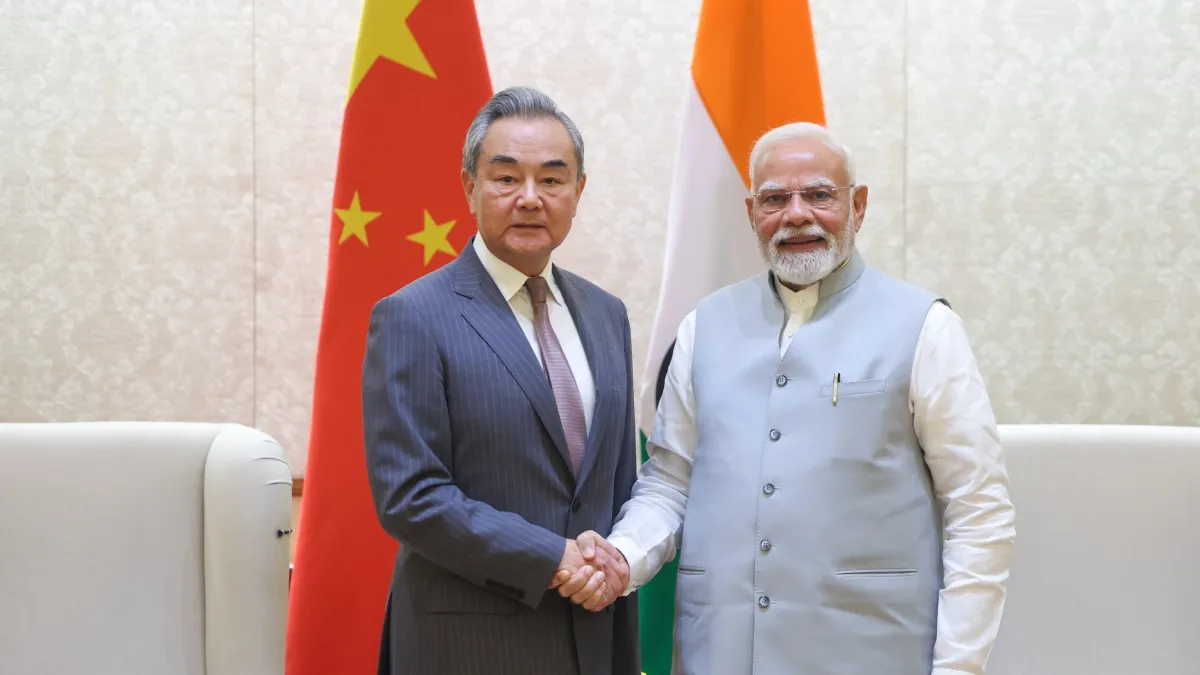 China Foreign Minister Met PM Modi: पीएम मोदी से मिले चीन के विदेश, SCO सम्मेलन के लिए निमंत्रण सौंपा