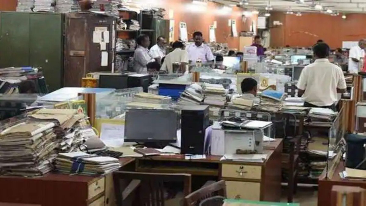 CG Latest News: इन मांगों पर अड़े सरकारी कर्मचारी, किया काम बंद-कलम बंद आंदोलन का ऐलान