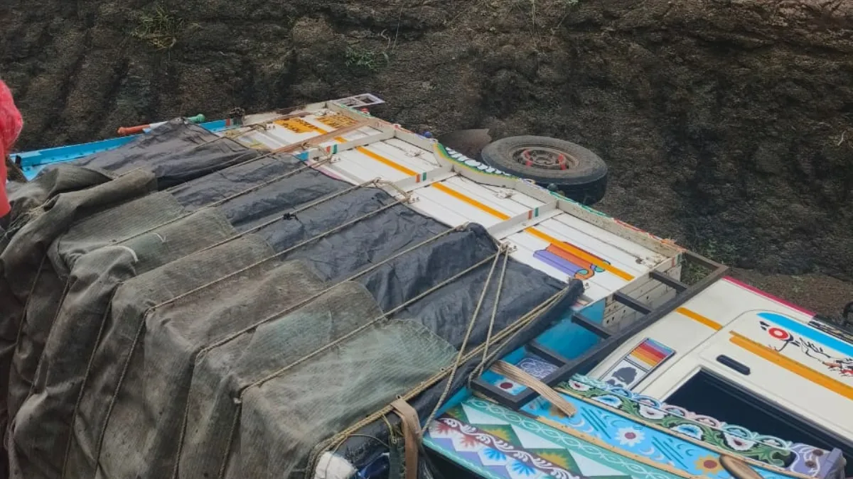 Pune Accident Latest News: बड़ा हादसा! मंदिर जा रहे श्रद्धालुओं से भरी जीप खाई में गिरी, चली गई 7 लोगों की जिंदगी