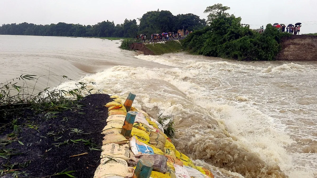 Heavy Rain Alert: 16 अगस्त तक भारी बारिश की चेतावनी, यहां के सभी स्कूल बंद, कई फ्लाइट रद्द