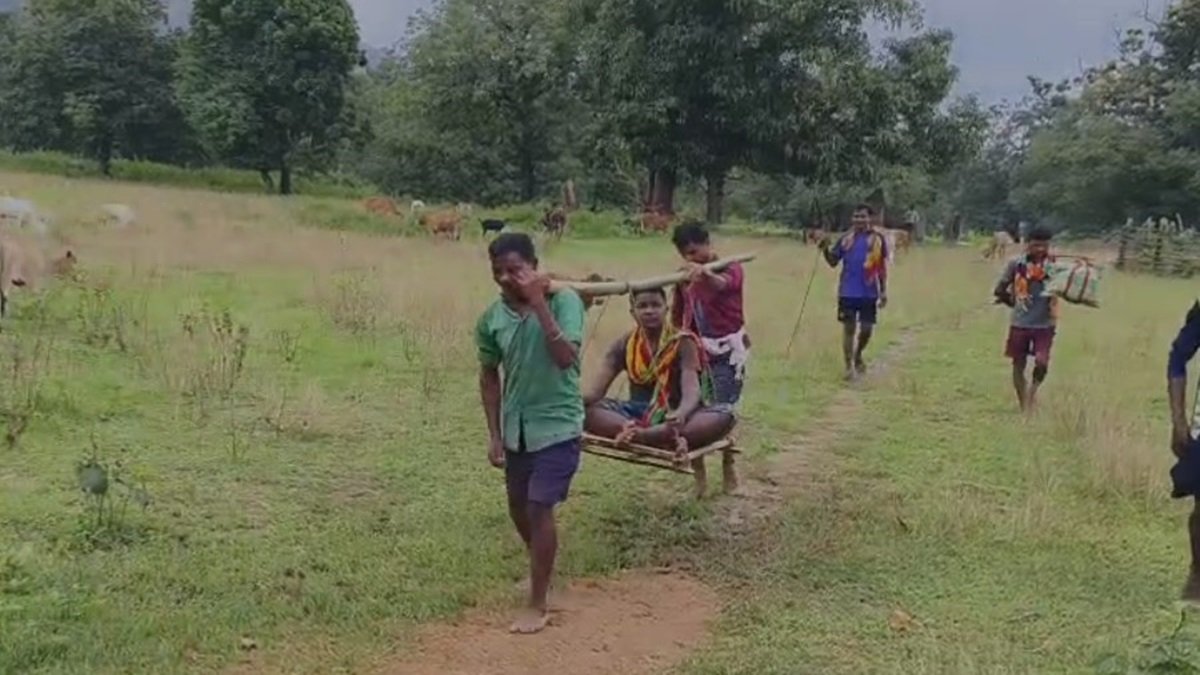 बीजापुर में आदिवासियों की मजबूरी, स्वास्थ्य केंद्र तक पहुंचने के लिए मरीज को कावड़ पर ढोया, विकास के दावों पर उठे सवाल