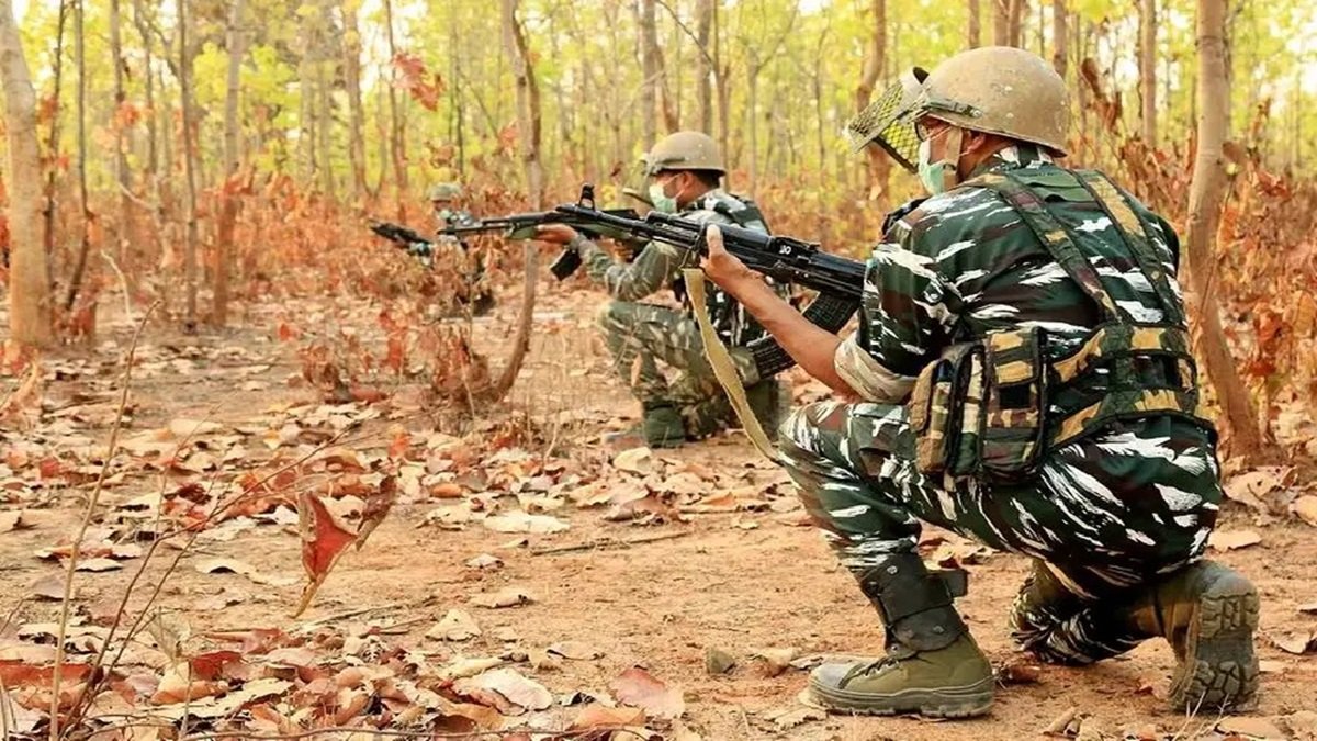 Kanker Naxal Encounter: कांकेर में 3 नक्सलियों को सुरक्षा बलों ने किया ढेर, मुठभेड़ अभी भी जारी