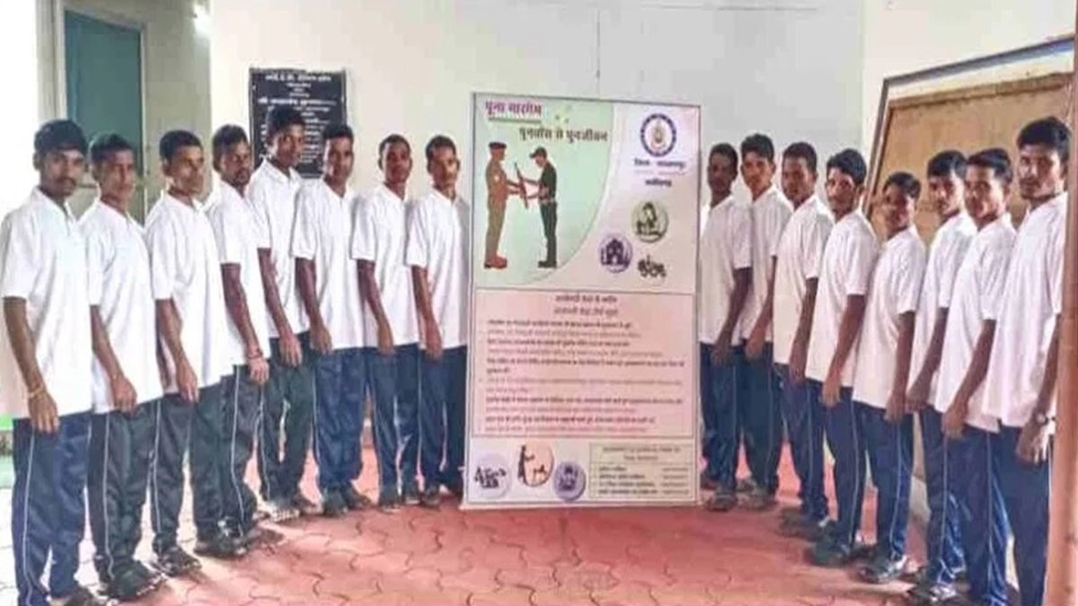 CG Naxal Surrender : नारायणपुर में नक्सलियों का बड़ा आत्मसमर्पण, जनताना सरकार और पंचायत मिलिशिया के 16 सदस्य हथियार छोड़ मुख्यधारा में लौटे