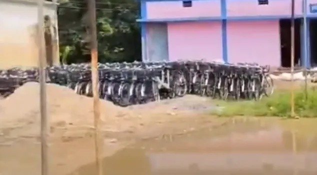 CG News: सरकारी लापरवाही से कबाड़ हो रही बेटियों की साइकिलें, गरियाबंद में सरस्वती साइकिल योजना की असलियत उजागर