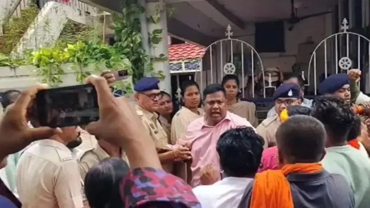 Durg Religious Conversion: दुर्ग में धर्मांतरण विवाद से मचा बवाल, बजरंग दल और ईसाई समुदाय के बीच झड़प, पुलिस ने किया हालात काबू
