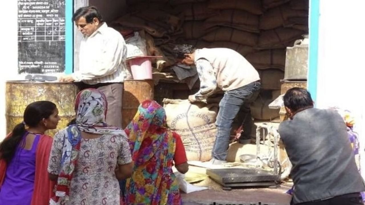Fake Ration Card Latest News: गरीबों का राशन निगल रहे फर्जी कार्डधारी! छत्तीसगढ़ के कई जिलों में अपात्र परिवारों को भी मिल रहा लाभ, ऐसे हुआ खुलासा