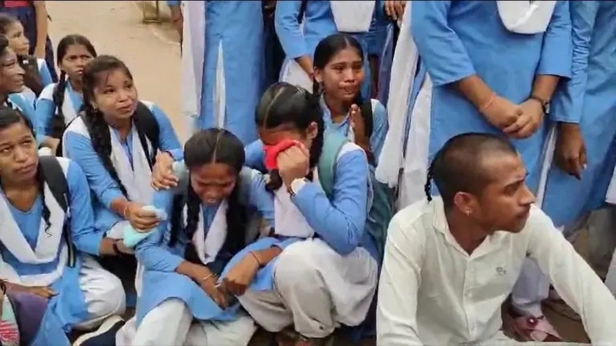 Gariyaband School Merger Protest: स्कूल मर्जर से नाराज छात्राओं का प्रदर्शन, फिंगेश्वर-महासमुंद हाईवे किया जाम, कहा- लड़कों के साथ नहीं पढ़ना