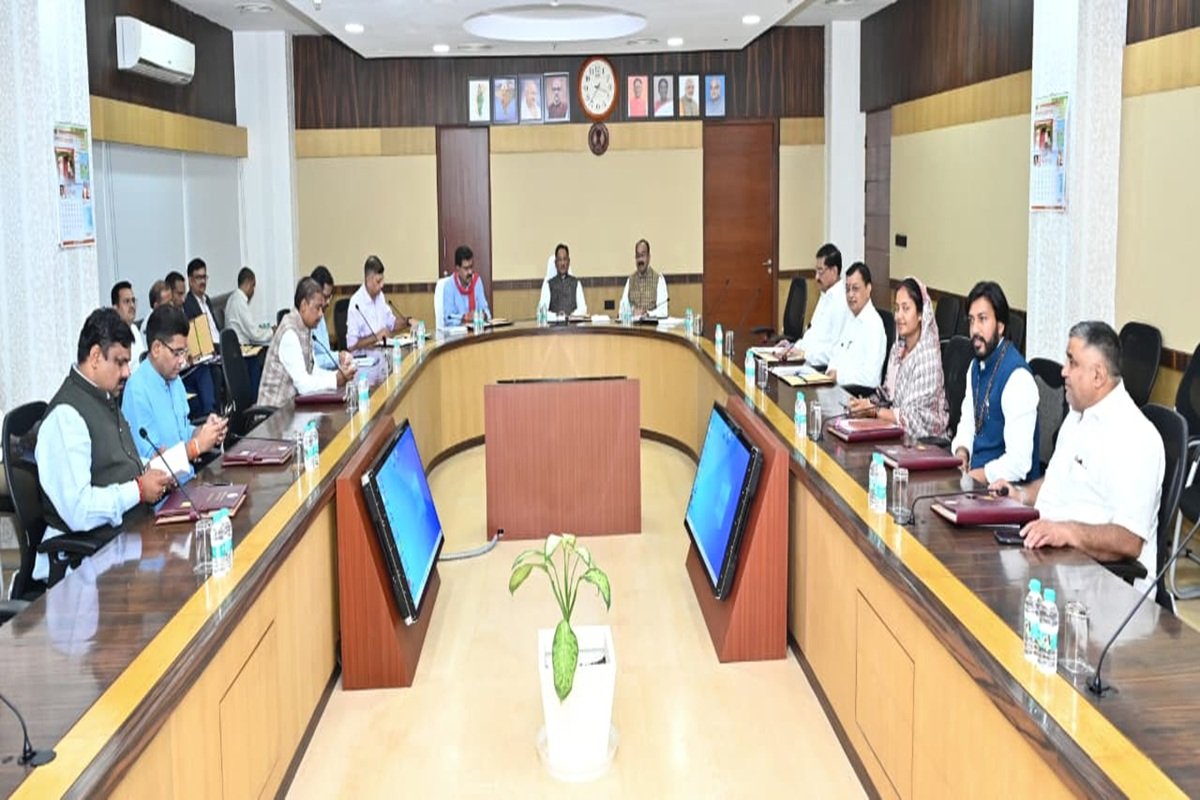 CG Cabinet Ke Faisle : शहीद एएसपी आकाशराव की पत्नी की होगी डीएसपी पद पर नियुक्ति, सौर ऊर्जा नीति में होगा संशोधन, साय कैबिनेट की बैठक में लगी मुहर
