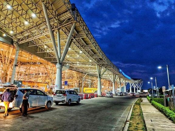 Raipur News: रायपुर एयरपोर्ट पर बिजली गिरने से नेविगेशन सिस्टम फेल, नहीं उतर पा रहे विमान, इस फ्लाइट में फंसे छत्तीसगढ़ के भाजपा सांसद और सीनियर IAS