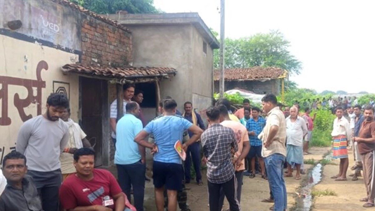 CG Crime: छत्तीसगढ़ में दिल दहला देने वाली वारदात, एक ही परिवार के 4 लोगों की हत्या, बदबू आई तो कब्र खोदकर निकाले गए शव