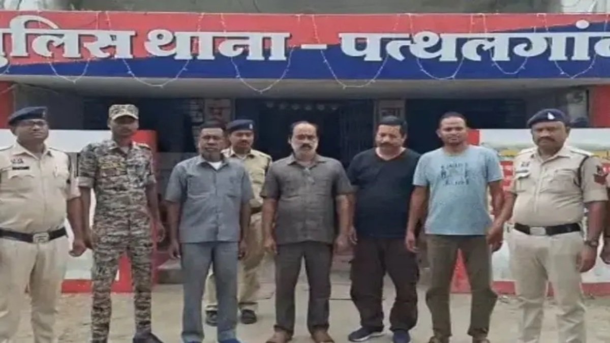 Jashpur Magical Kalash Scam : जादुई कलश के नाम पर करोड़ों की ठगी, फर्जी कंपनी बनाकर हजारों ग्रामीणों से लूटे पैसे, 25 से 70 हजार तक ऐंठे