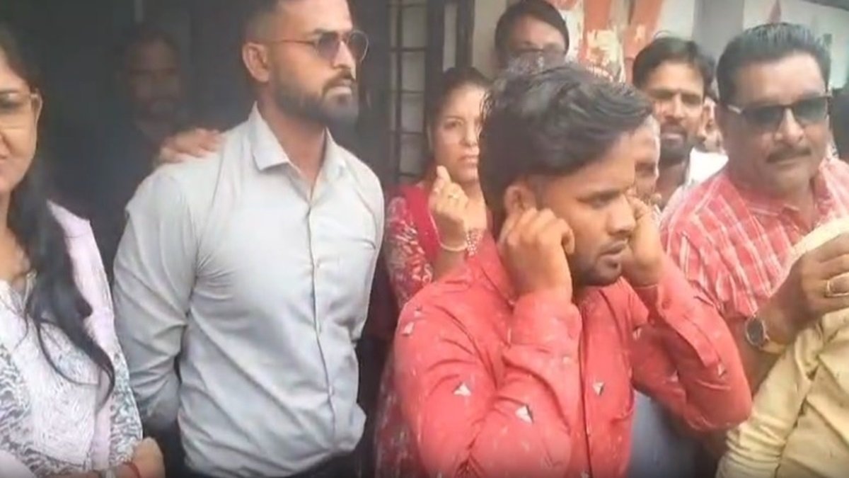 Khargone News : स्कूल में छात्रों को तिलक-कलावा बांधने से रोका, हिंदू संगठन ने जमकर किया हंगामा, शिक्षकों से कराई उठक-बैठक