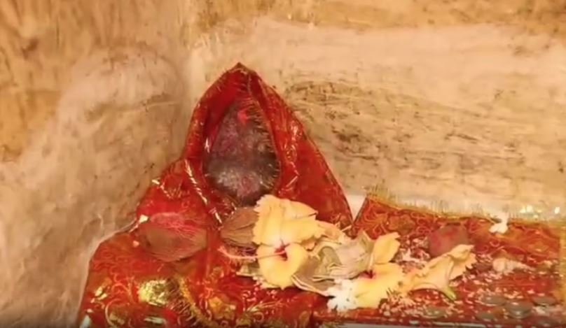 पूजा से पहले घर के चूल्हे में हुआ अद्भुत चमत्कार, अचानक प्रकट हुई मां दुर्गा और काली, देखने उमड़े श्रद्धालु