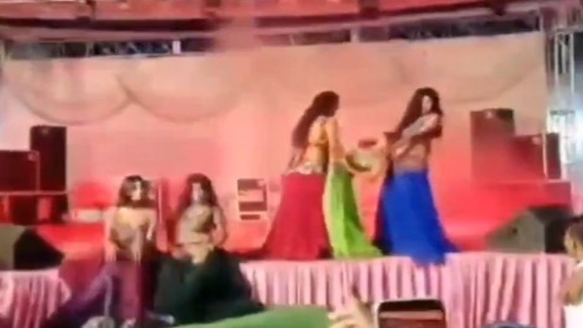 Neemuch Viral Video : अश्लीलता की सारी हदें पार! गणेश पंडाल में अंग प्रदर्शन करती लड़कियों का डांस वीडियो वायरल