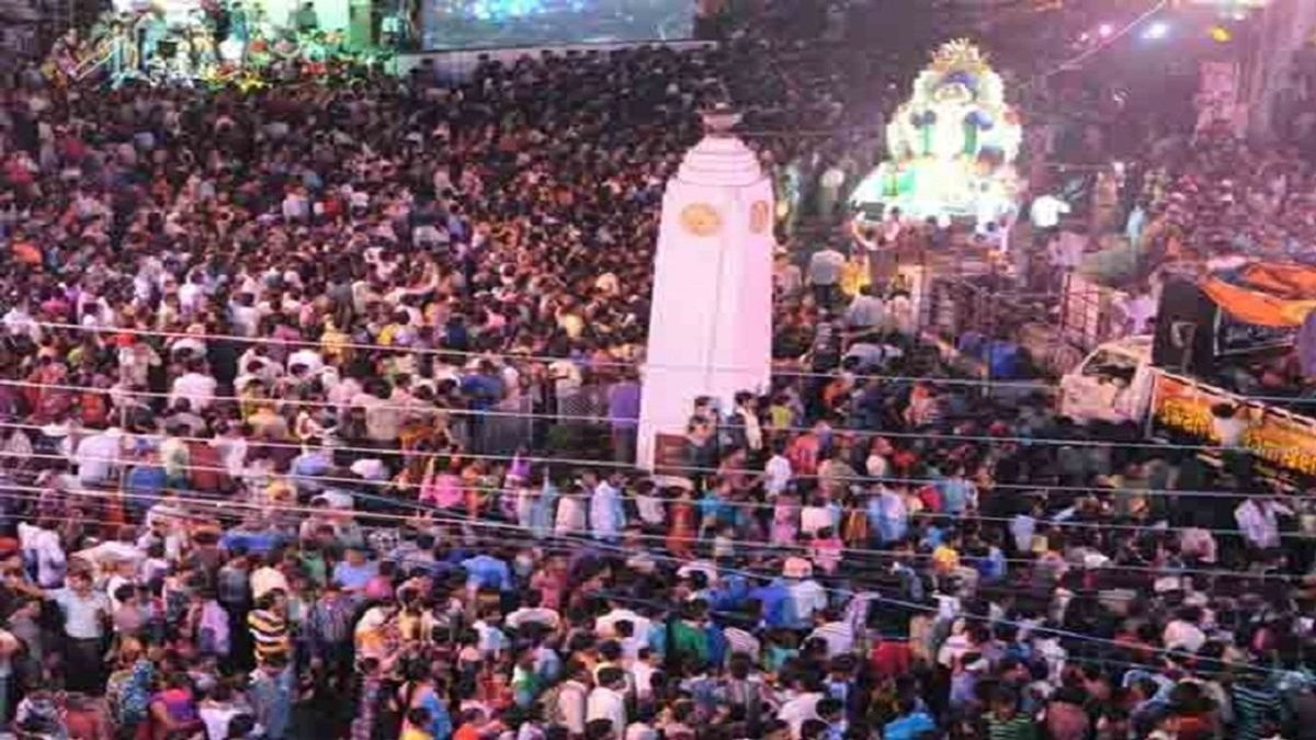Raipur Crime News: रायपुर गणेश झांकी में बवाल, मामूली विवाद पर भिड़े युवक, चले लात-घूंसे और ईंट-पत्थर