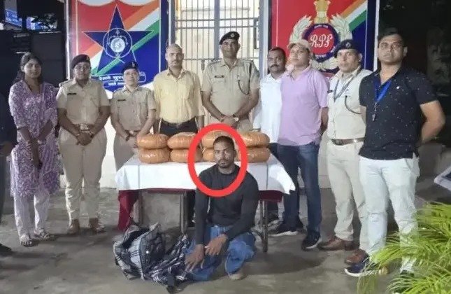 Raipur Ganja Smuggler Arrested: रायपुर रेलवे स्टेशन पर 4 लाख का गांजा जब्त, ओडिशा से प्रयागराज ले जा रहा था तस्कर