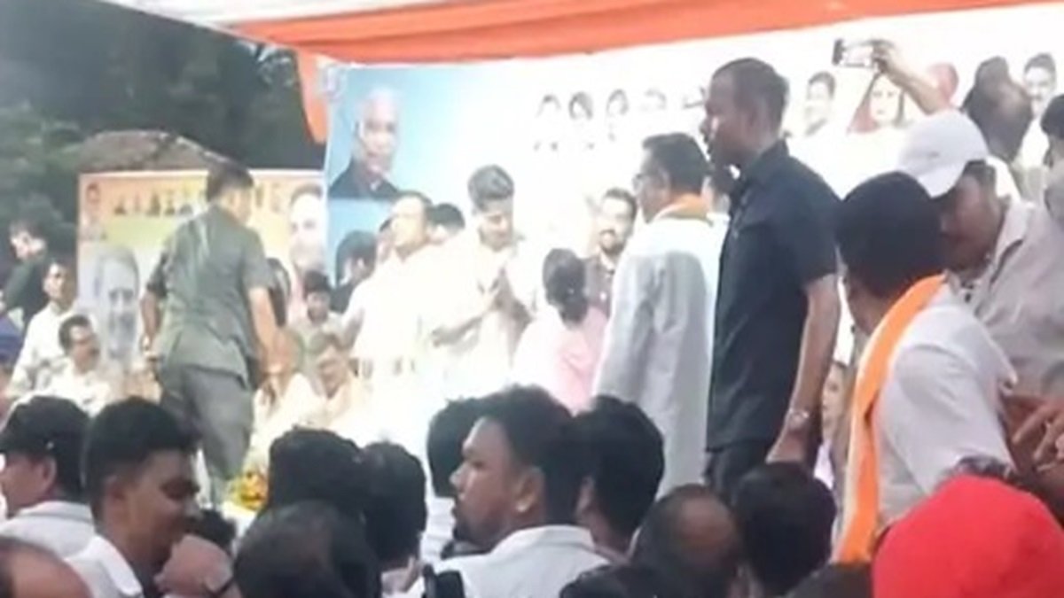 Sachin Pilot in Raigarh : रायगढ़ में सचिन पायलट की सभा में अफरा-तफरी, भीड़ बेकाबू होकर मंच की ओर बढ़ी, धक्का-मुक्की से मंच हिलने लगा