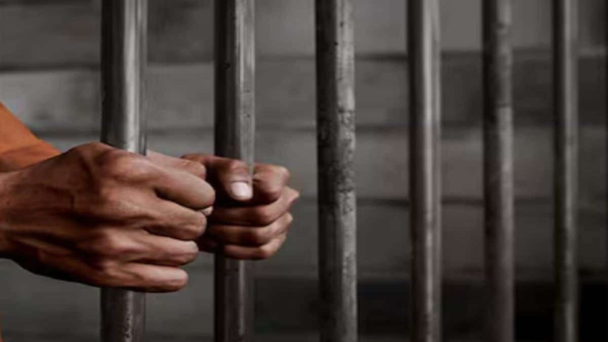 UP News : हमीरपुर जेल में कैदी की मौत पर बवाल, डिप्टी जेलर और वार्डर समेत सात पर हत्या का केस दर्ज