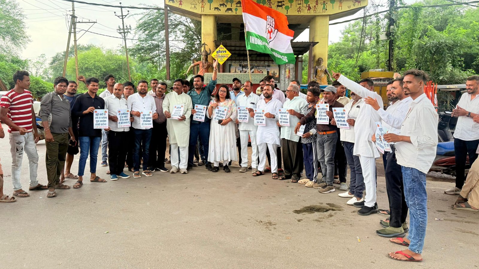 प्रधानमंत्री मोदी के जन्मदिन पर युवा कांग्रेस ने मनाया ‘बेरोजगारी दिवस’, चौक-चूल्हा जलाकर जताया विरोध