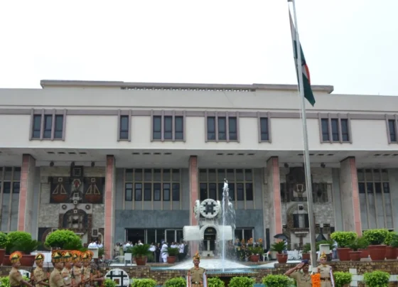 Bomb threat to Delhi and Bombay High Court