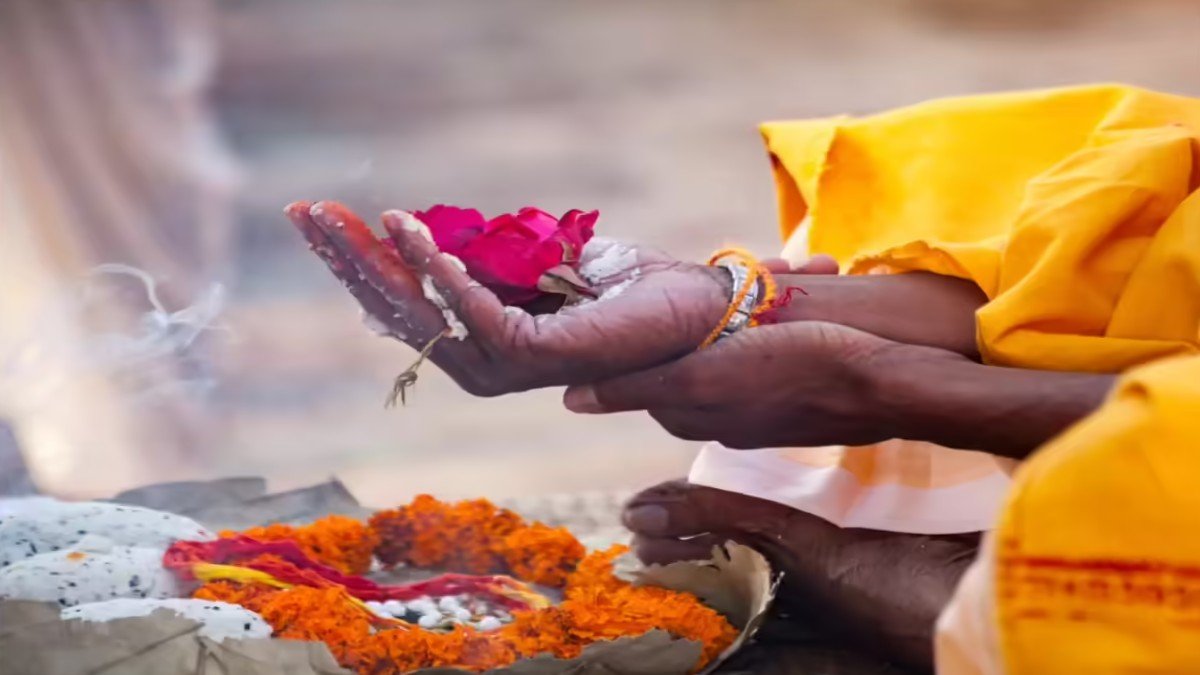 Pitru Paksha 2025: पितृ पक्ष में ये कार्य करना बेहद शुभ, जीवन की हर बाधा से मिल जाएगा छुटकारा