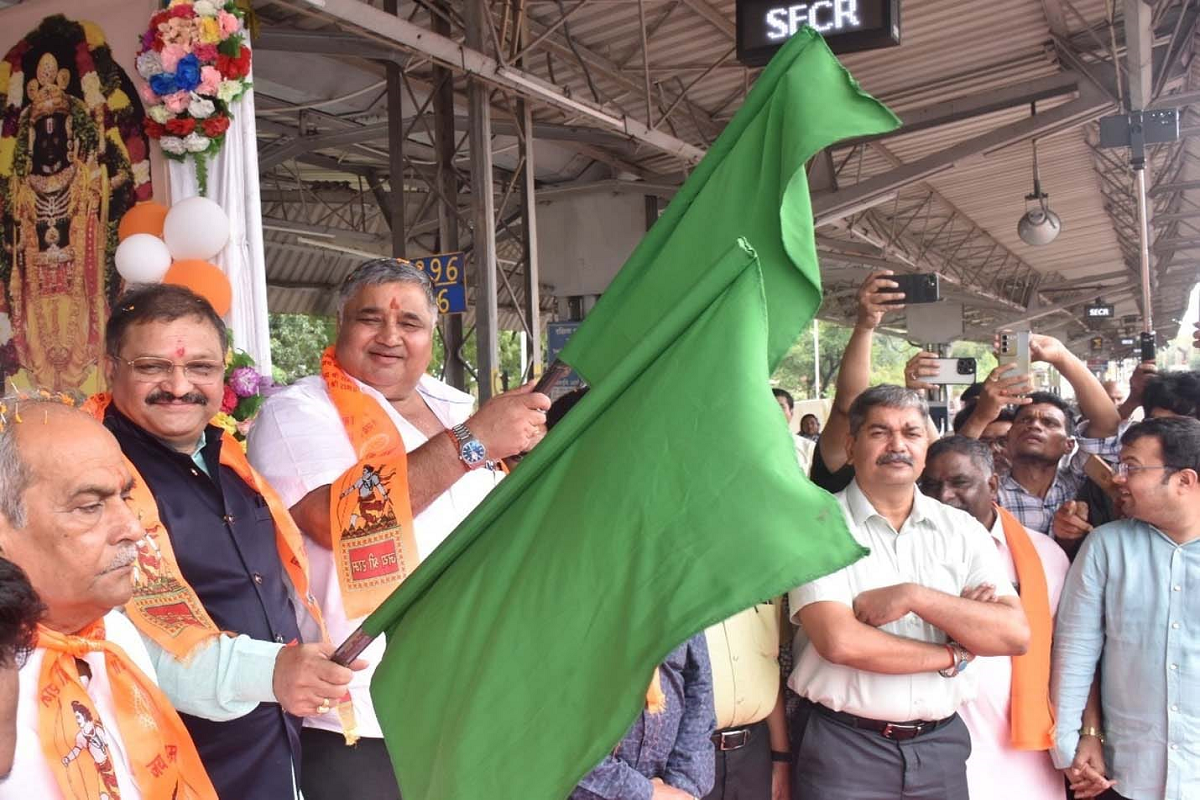 Shri Ram Lalla Darshan Ayodhya Dham Scheme CG News: राजनांदगांव से 650 श्रद्धालुओं को लेकर अयोध्या के लिए दूसरी बार रवाना हुई तीर्थयात्री विशेष ट्रेन…