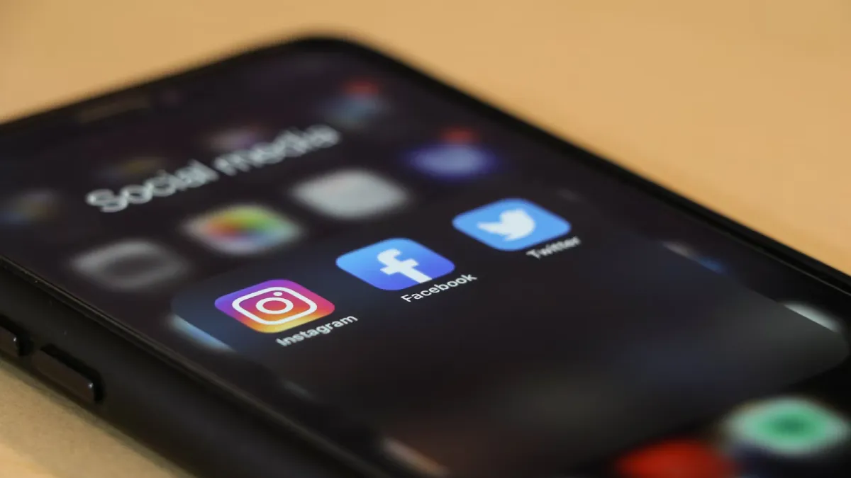 फेसबुक, Instagram, यूट्यूब समेत 26 सोशल मीडिया ऐप्स पर बड़ी स्ट्राइक, इस देश ने लगाया बैन
