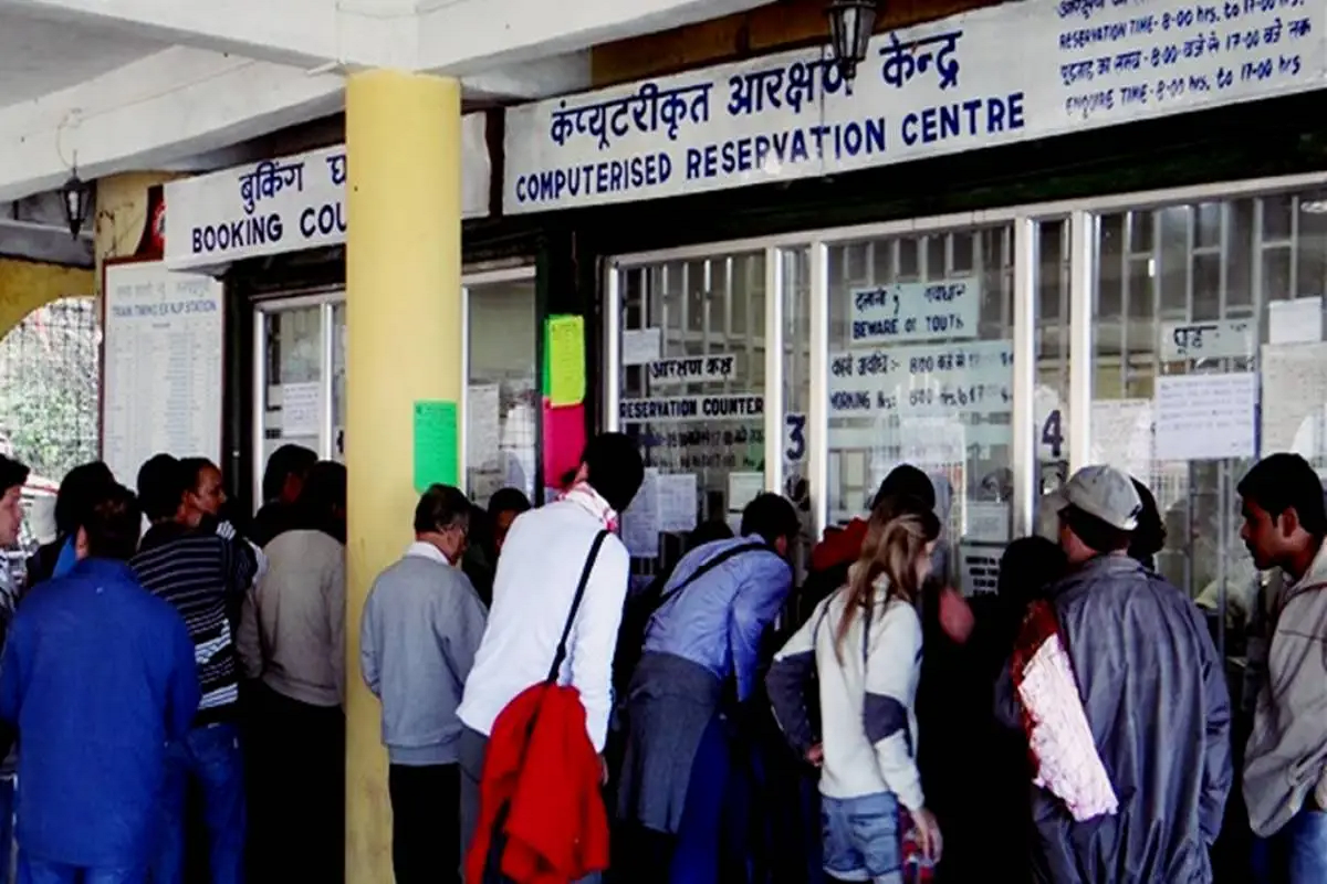 CG Train News: रेल यात्रियों के लिए बड़ी राहत,अब एक ही काउंटर से रिजर्वेशन और जनरल टिकट, बुकिंग होगी आसान…