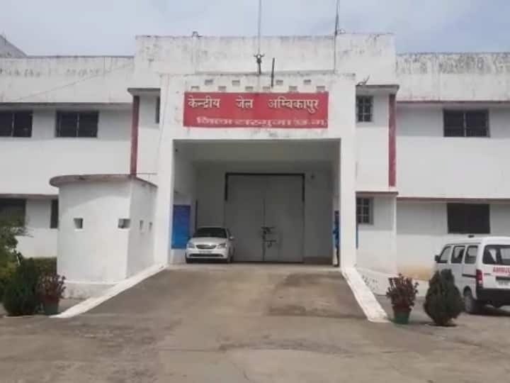 Ambikapur Central Jail: इलाज के दौरान पुलिस को चकमा देकर कैदी अस्पताल से भागा, हत्या मामले में काट रहा था सजा