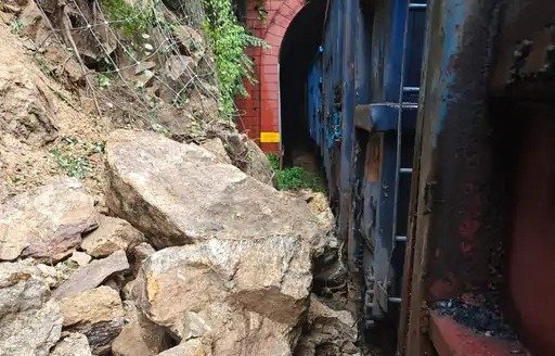 CG Landslide News: बस्तर में भारी बारिश से लैंडस्लाइड, किरंदुल-विशाखापट्टनम रेल लाइन बंद, मालगाड़ी डिरेल, कई ट्रेनें ठप