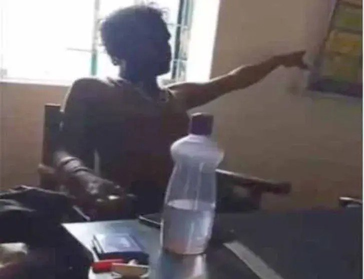 Bilaspur Teacher Video: शिक्षक नशे में पहुंचा स्कूल, क्लासरूम में शर्ट उतारी, पैरेंट्स बोले- सख्त कार्रवाई हो