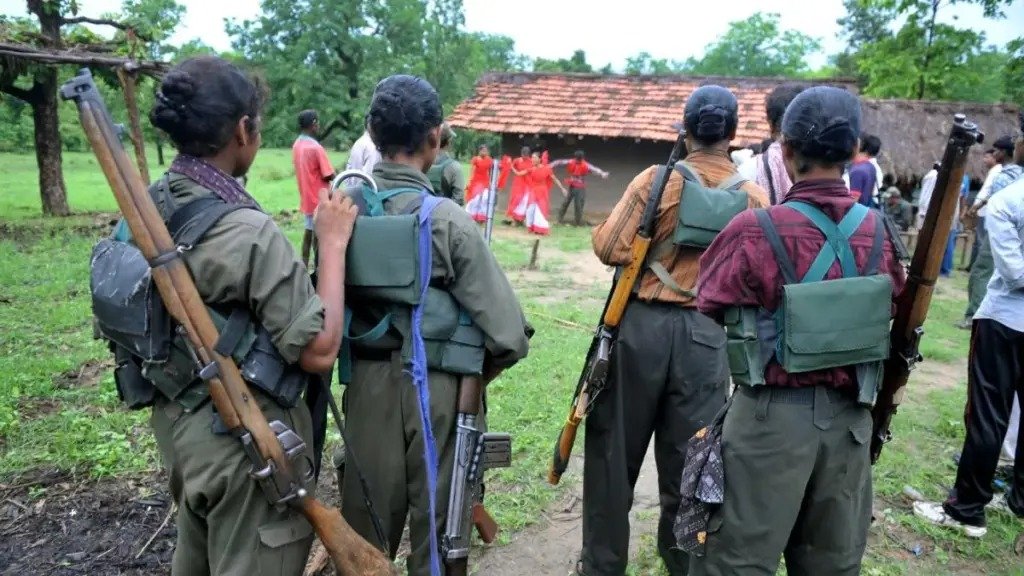 CG Naxalites Surrender: गरियाबंद में 1-1 लाख के इनामी 3 नक्सलियों का सरेंडर, दो महिलाएं भी शामिल
