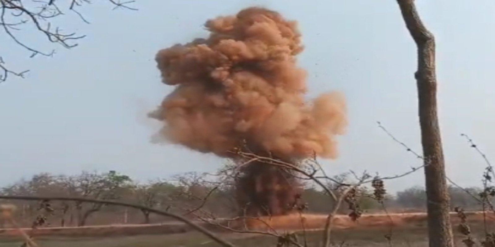 CG Naxal News: नक्सलियों की साजिश विफल, IED लगाते समय धमाका, घायल महिला माओवादी को तड़पते छोड़ भाग निकले