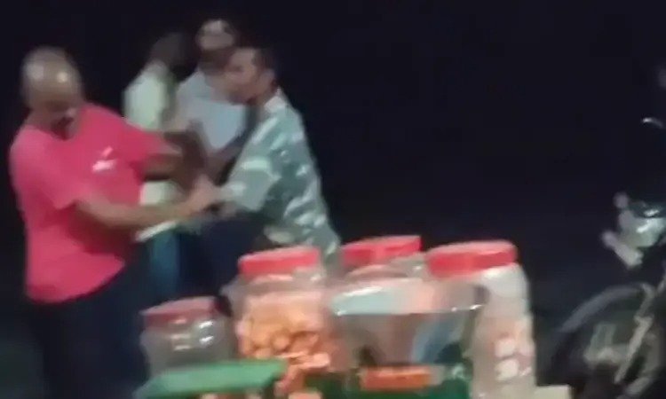 छत्तीसगढ़ में चौकी के सामने नशे में धुत ASI और आरक्षक की पिटाई, वीडियो वायरल होते ही पुलिस महकमे में मचा हड़कंप