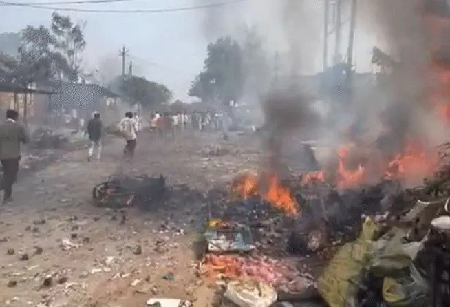 Dhar Patakha Market Fire: पटाखा दुकानों में लगी आग, 20 दुकानें और 5 घर जले, 6 लोग झुलसे, 3 गंभीर