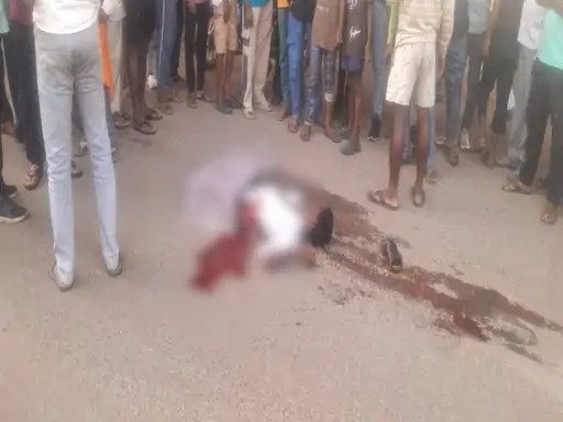 Durg Road Accident : सड़क किनारे खड़े होकर ऑटो का कर रहा था इंतजार, तेज रफ्तार ट्रक ने कर्मचारी को कुचला..मौत