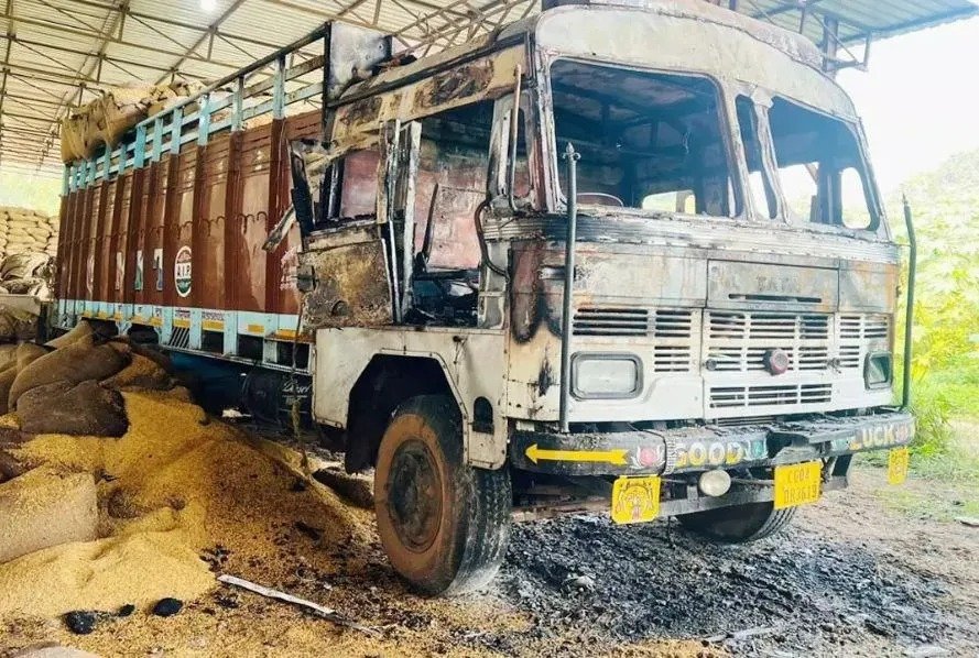 गरियाबंद की राइस मिल में भीषण आग, ट्रक और 200 कट्टा धान जलकर खाक, फायर ब्रिगेड ने बचाई गोदाम की इमारत