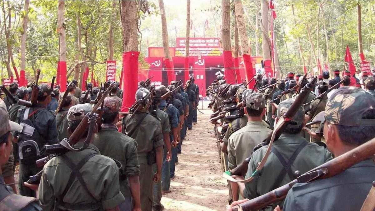 Kanker Naxal Surrender: कांकेर और कोण्डागांव में 100 से अधिक नक्सलियों ने किया सरेंडर, इनामी लीडर समेत कई बड़े नाम शामिल