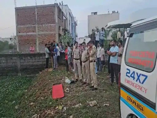 रायपुर में दलदल में मिली लाश, पुलिस बॉडी को बाहर निकालने के लिए कर रही है मशक्कत, इलाके में मचा हड़कंप