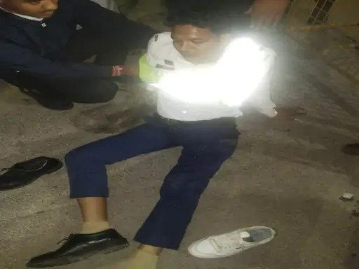 Raipur Hit & Run Case : VIP रोड पर चेकिंग से बचने युवकों ने पुलिसकर्मी को मारी टक्कर, कार पलटी, पुलिसकर्मी का पैर टूटा