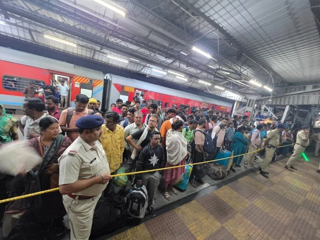 रायपुर रेलवे स्टेशन पर RPF की चौकसी, त्योहारों की भीड़ में नहीं होने दी अफरातफरी, IG-DIG ने किया निरीक्षण